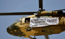 Un drapeau taliban est transporté comme un étendard dans le ciel lors de son survol au-dessus de Kandahar, le 1er septembre 2021 pour célébrer le départ des forces militaires étrangères