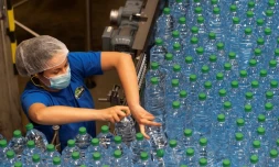 Une employée de Volvic au travail sur le site de l'entreprise dans le Puy-de-DÎme, le 5 mai 2021