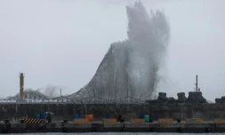 Des vagues s'abattent sur le rivage à Yilan, dans l'est de Taïwan, peu avant l'arrivée du typhon Haikui le 3 septembre 2023