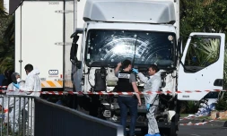 Des experts scientifiques de la police devant le camion criblé de balles de l'auteur de l'attentat sanglant de Nice, le 15 juillet 2016