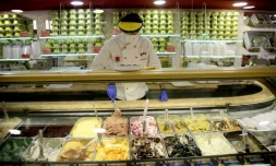 Un employé d'un magasin de glaces, le 30 avril 2020 à Rome