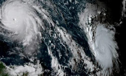 Photos satellite du 6 septembre 2017 des ouragans Irma (G) et José (D) obtenues auprès de l'Agence américaine d'observation océanique et atmosphérique