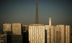 La tour Eiffel et au premier plan les immeubles du quartier de Beau Grenelle à Paris pris dans un halo de pollution, le 28 décembre 2016