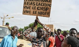 Des soutiens aux auteurs du coup d'Etat au Niger manifestent devant le grand stade de Niamey, le 6 août 2023