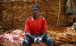 Un réfugié soudanais ùgé de 24 ans, Albakir Abbas Ishag, dans son abri de fortune dans un camp à Koufroun, au Tchad le 9 avril 2024