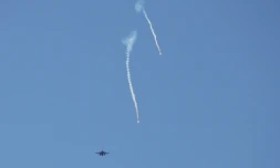 Un avion de combat israélien largue des fusées éclairantes alors qu'il survole la région de Marjayoun, dans le sud du Liban, le 4 juin 2026