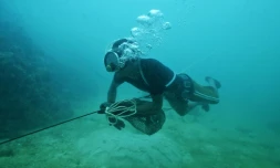 Le pĂȘcheur Sanam Changnam au large des cĂŽtes de l'Ăźle de Phuket, le 2 octobre 2020 en ThaĂŻlande