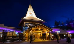 Des touristes visitent le village du père Noël, près de Rovaniemi, en Laponie finlandaise, le 2 décembre 2019.