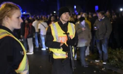 Evacuation du public d'Allemagne - Pays-Bas, sous la surveillance des forces de l'ordre, le 17 novembre 2015 à Hanovre