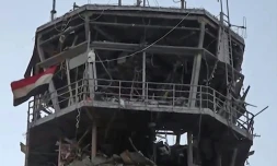 Les dégâts subis par la tour de contrôle de l'aéroport de Sanaa à la suite des frappes israéliennes, le 26 décembre 2024, image extraite d'une vidéo fournie par la chaîne de télévision officielle Al-Masirah des Houthis du Yémen