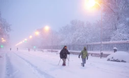 Des habitants de Madrid marchent dans la neige qui a recouvert les routes de la capitale espanole le 9 janvier 2021