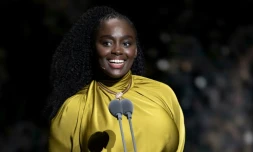 L'actrice française Aïssa Maïga prononce un discours, avant de remettre le César du meilleur espoir féminin, à Paris le 28 février 2020