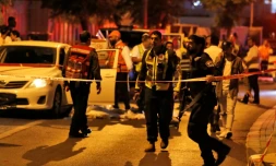 Des policiers et secouristes sur les lieux d'une attaque à Elad, le 5 mai 2022 dans le centre d'Israël