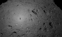 Photo fournie par l'Agence spatiale nippone Jaxa le 3 octobre 2018 montrant l'ombre de la sonde japonaise Hayabusa2 au-dessus de l'astéroïde Ryugu