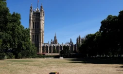 Une femme au soleil devant Westminster à Londres le 11 juillet 2022