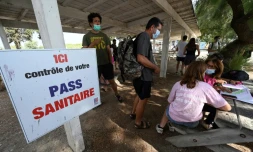 Pancarte annonçant un point de contrôle du pass sanitaire à Aigues Mortes le 3 août 2021