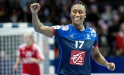 La capitaine des Bleues Siraba Dembélé heureuse de la médaille de bronze remportée devant le Danemark à l'Euro, le 18 décembre 2016 à Göteborg