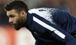 Salvatore Sirigu, le gardien de but du PSG, peu avant le coup d'envoi du match de Coupe de la Ligue contre Saint-Etienne le 15 décembre 2015 au Parc des Princes
