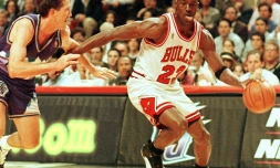 Michael Jordan dans son attitude caractéristique, toute langue dehors, sous le maillot des Chicago Bulls en un contre-un devant Jeff Hornacek des Utah Jazz en finale NBA le 4 jui 1997 à Chicago
