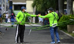 Des employés municipaux sont chargés de promouvoir la distanciation sociale à Santa Tecla (Salvador) le 10 septembre 2020