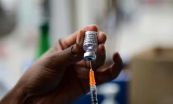 Préparation d'une dose de vaccin contre le Covid-19, dans un centre de la Croix Rouge Place de la République à Paris, le 29 juin 2021