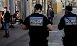 Des policiers municipaux patrouillent le 8 avril 2020 à Sceaux (Hauts-de-Seine) où tout déplacement est conditionné au port d'une protection couvrant le nez et la bouche