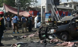 Des policiers sur les lieux d'une explosion prÚs d'un mausolée soufi, le 8 mai 2019 à Lahore, au Pakistan