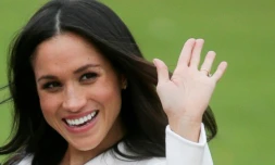 La fiancée du prince Harry Meghan Markle salue les photographes le 27 novembre 2017 dans les jardins du palais de Kensington à Londres