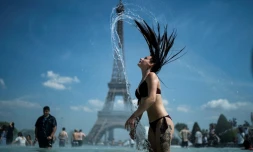 Une femme se rafraßchit dans la fontaine du Trocadéro à Paris, le 25 juin 2019
