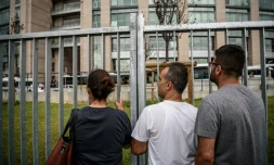 La famille d'un soldat, arrĂȘtĂ© aprĂšs le coup d'Etat, attend devant le tribunal d'Istanbul, le 20 juillet 2016