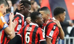 Les joueurs niçois congratulent Mario Balotelli (g) buteur face à Dijon, à l'Allianz Riviera, le 18 décembre 2016