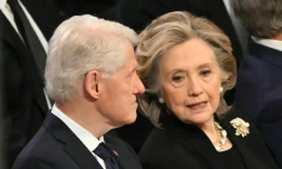 L'ancien prĂ©sident amĂ©ricain Bill Clinton et l'ancienne secrĂ©taire d'Ătat Hillary Clinton, le 9 janvier 2025 Ă Washington