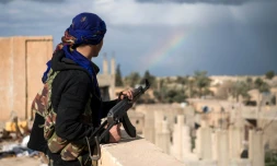 Un combattant des Forces démocratiques syriennes (FDS) le 17 février 2019 sur un toit du village de Baghouz, dans l'est de la Syrie