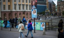 Une droite prête à revenir au pouvoir en s'appuyant sur l'extrême droite, la gauche sortante qui cherche "quatre ans de plus": la Suède vote dimanche