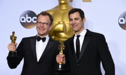 Josh Singer (d) et Tom McCarthy posent avec leur Oscar du meilleur film pour "Spotlight", lors de la remise des prix à Hollywood le 28 février 2016