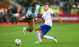 Le défenseur de l'équipe de France Lucas Digne tente de s'interposer devant l'attaquant belge Jeremy Doku en Ligue des nations le 14 octobre 2024 au stade Roi Baudoin à Bruxelles