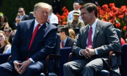 Le président américain Donald Trump (G) et le secrétaire à la Défense Mark Esper s'entretiennent, le 25 juillet 2019 à Washington