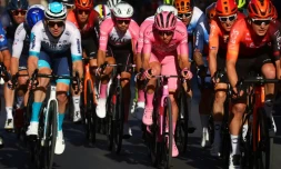 Le Slovène Tadej Pogacar (c), vainqueur du Giro, lors de la 21e et dernière étape, le 26 mai 2024 à Rome  