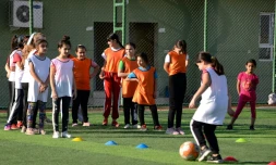 Des petites filles irakiennes participent à une séance d'entraînement au club sportif de Bartalla, à l'est de Mossoul dans la province de Ninive (nord), le 21 octobre 2021