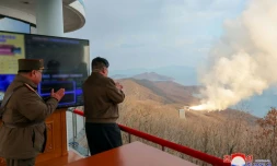 Photo diffusée le 20 mars 2024 par l'agence nord-coréenne Kcna du dirigeant nord-coréen Kim Jong Un (d) supervisant l'essai d'un moteur à combustible solide pour un "nouveau type de missile hypersonique de portée intermédiaire" sur le site de lancement de Sohae, le 19 mars 2024 dans le nord-ouest du pays