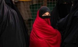 Une enfant attend devant une grille avec des femmes retenues dans le camp Al-Hol, dans le nord-est de la Syrie, où s'entassent des milliers de familles de combattants présumés du groupe Etat islamique, pour beaucoup étrangers, le 11 octobre 2023