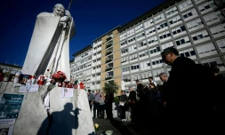 Des fidèles prient devant l'hôpital Gemelli à Rome, où le pape François est hospitalisé depuis le 14 février pour une pneumonie sévère, le 3 mars 2025