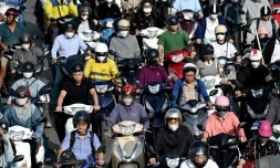 Des conducteurs de deux-roues dans une rue de Hanoi, le 17 juillet 2025 