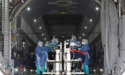 Vérification des équipements médicaux dans un Airbus A400M avant l'évacuation de plusieurs malades depuis Matoury, près de Cayenne, vers les Antilles françaises, le 28 juin 2020