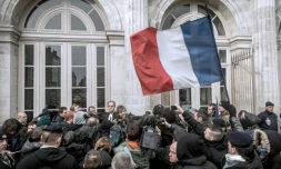 Un groupe devant le tribunal de Boulogne-sur-Mer, oĂč sont jugĂ©s plusieurs personnes accusĂ©es d'avoir participĂ© Ă une manifestation interdite contre les migrants, le 8 fĂ©vrier 2016