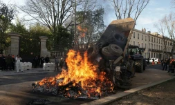 Des agriculteurs et des membres de syndicats agricoles devant la préfecture de l'Aude, à Carcassonne, le 17 décembre 2025
