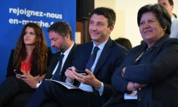 Benjamin Griveaux, porte-parole d'En Marche! (au centre), lors d'une conférence de presse le 11 mai 2017 à Paris