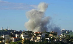 Un épais nuage de fumée s'élève après une frappe aérienne israélienne dans un secteur de la ville de Nabatiyé, dans le sud du Liban, le 11 avril 2026