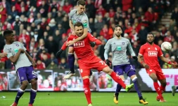 Duel entre Orlando Sa du Standard et le défenseur d'Anderlecht Uros Spajic (top), lors du choc de la  Jupiler Pro League disputé à Liège, le 28 féveier 2018