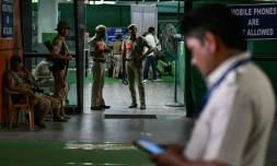 Le personnel de sécurité monte la garde dans un bureau de vote à New Delhi, le 4 juin 2024
